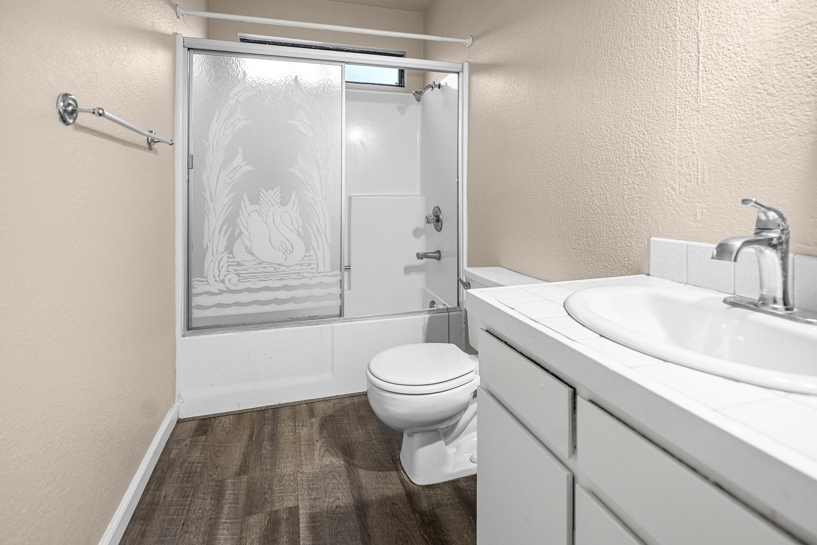 Upper unit · bath & laundry