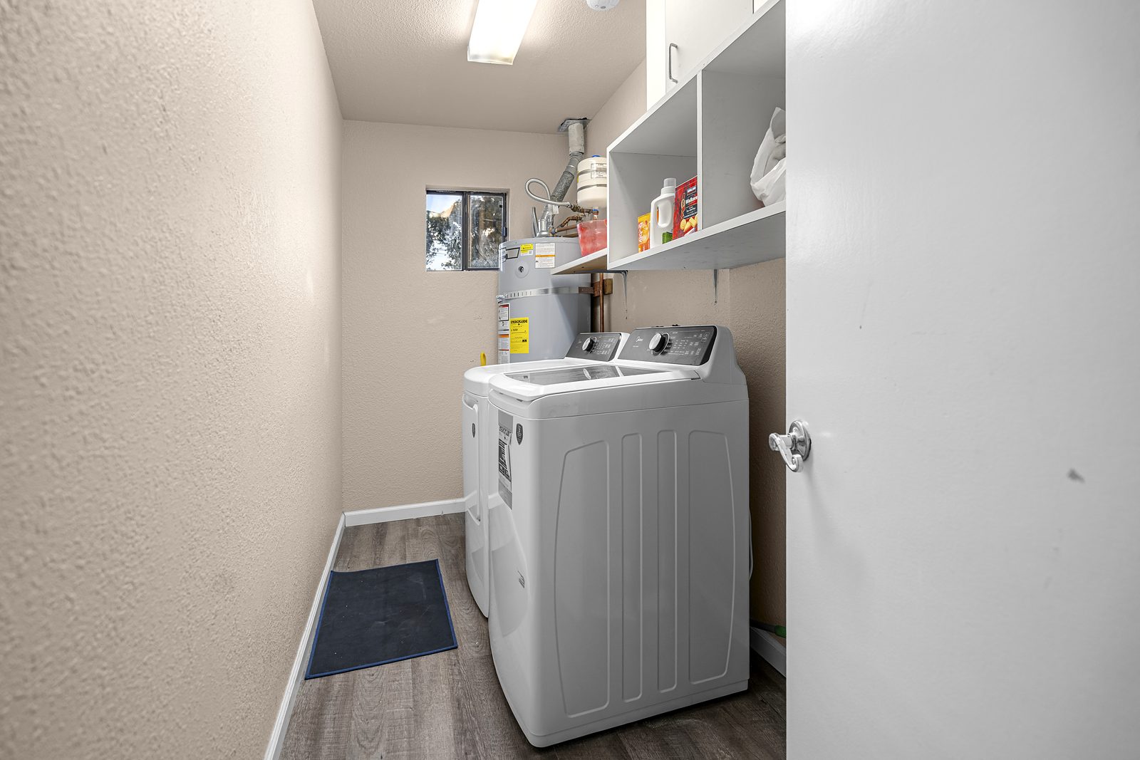 Upper unit · bath & laundry