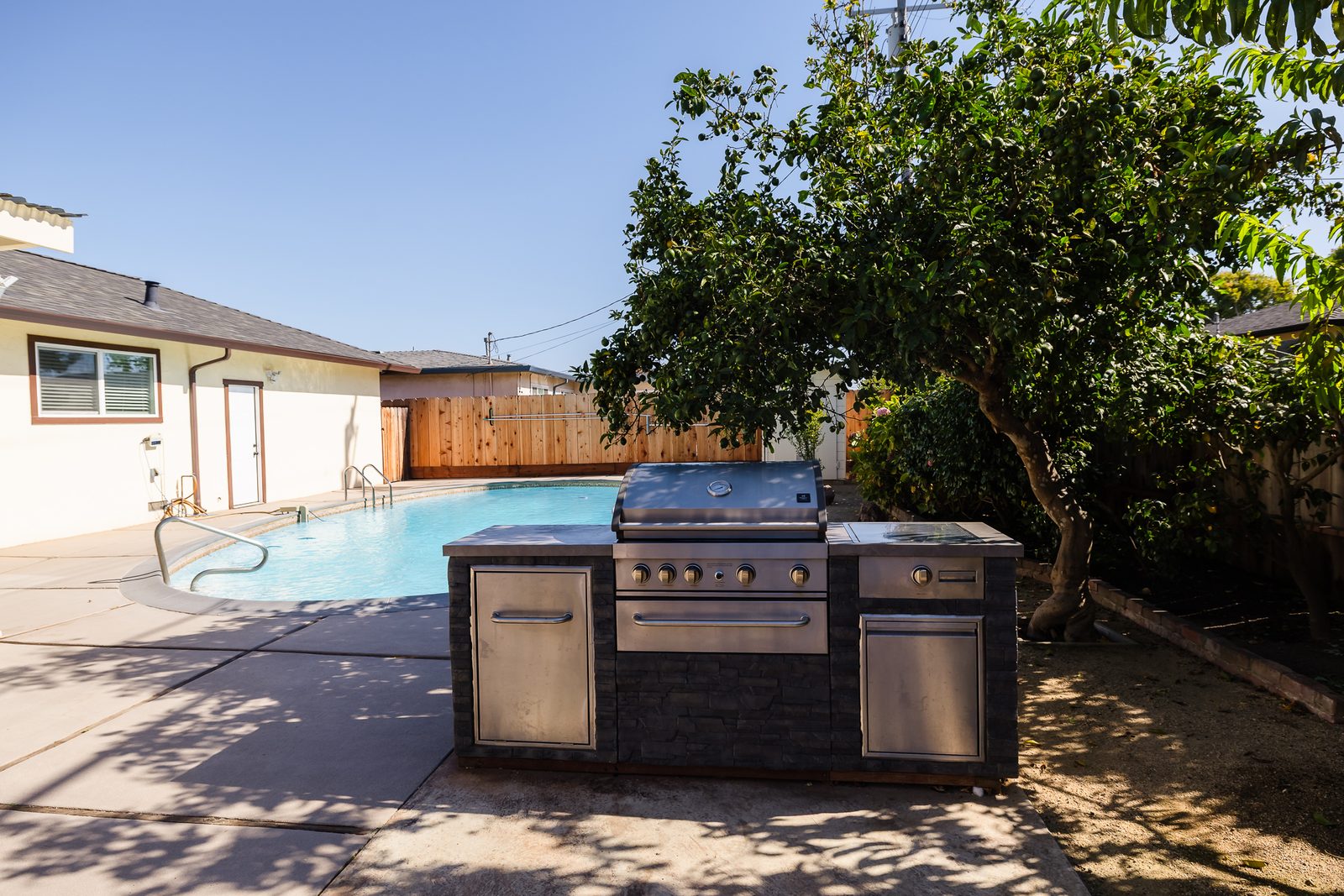 BBQ island & back yard